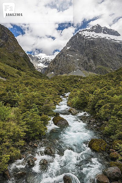 Hollyford River  der durch den Fiordland-Nationalpark fließt  am hinteren Mount Talbot  Milford Road  Südland  Neuseeland  Ozeanien