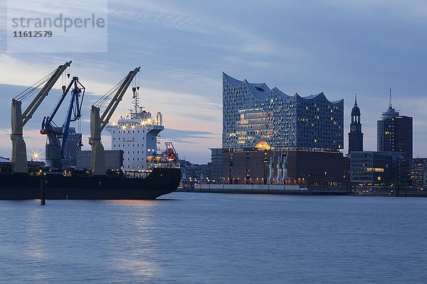 Elbphilharmonie mit Michel und Hafenkränen  Sonnenuntergang  HafenCity  Hamburg  Deutschland  Europa