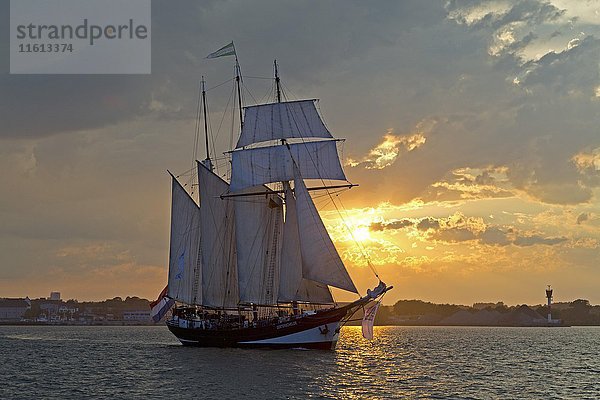 Dreimast-Segelschiff Oosterschelde  Sonnenuntergang  Kieler Woche  Kiel  Schleswig-Holstein  Deutschland  Europa