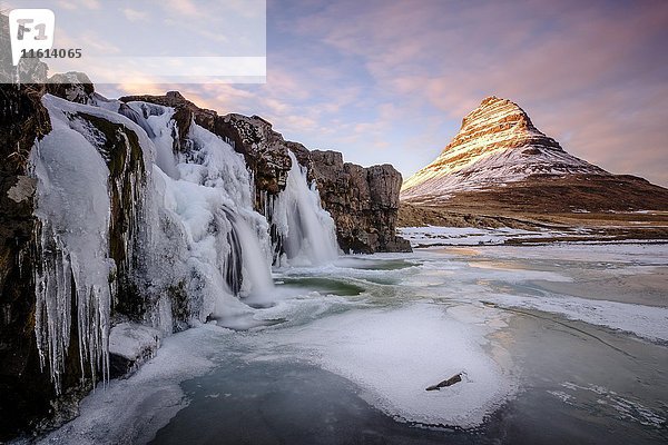 Berg Kirkjufell mit Wasserfall Kirkjufellfoss  Grundarfjörður  Snaefellnes  Vesturland  Island  Europa