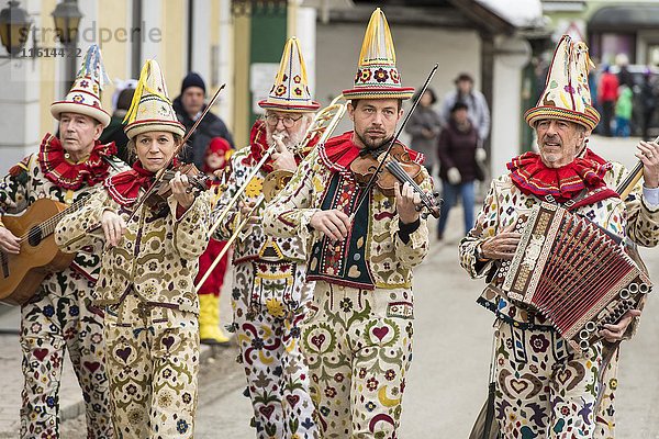 Ausseer Flinserl  Menschen in Trachten  Flinserlmusikanten  Musikanten  Instrumente  Bad Aussee  Steiermark  Österreich  Europa