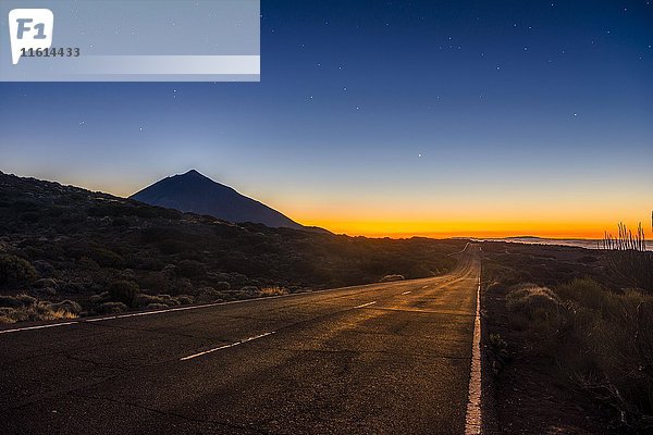 Bergstraße  Landstraße bei Sonnenuntergang  Sterne  Vulcano Teide im Gegenlicht  Silhouette  Vulkanlandschaft  Sternenhimmel  Nationalpark El Teide  Teneriffa  Kanarische Inseln  Spanien  Europa