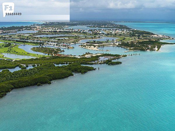 Westbay und Cypress Pointe mit Golfplätzen  luxuriösem Wohngebiet  Georgetown  Grand Cayman  Karibik  Cayman Islands  Nordamerika