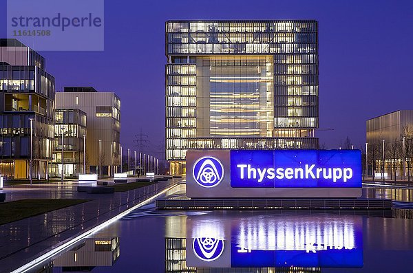 ThyssenKrupp Quartier  Hauptverwaltung  Dämmerung  Essen  Nordrhein-Westfalen  Deutschland  Europa
