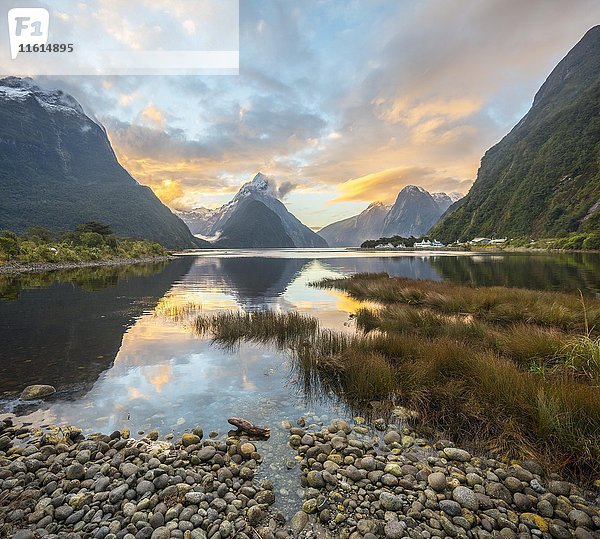 Mitre Peak spiegelt sich im Wasser  Sonnenuntergang  Milford Sound  Fiordland National Park  Te Anau  Southland Region  Southland  Neuseeland  Ozeanien