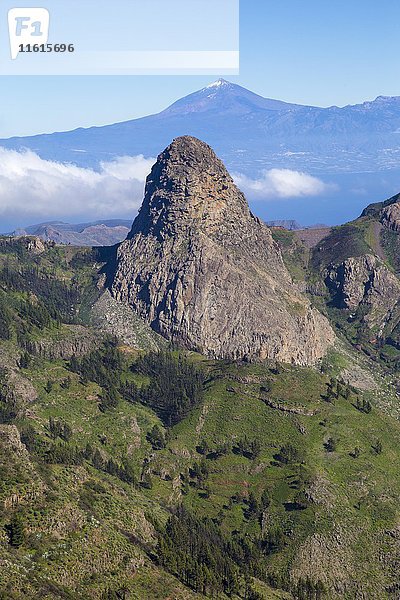 Roque Agando  im Rücken des Vulkans Teide auf Teneriffa  Nationalpark Garajonay  La Gomera  Kanarische Inseln  Spanien  Europa