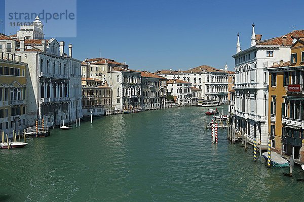 Grand Canal aus der Ponte dell Accademia  Venedig  Venetien  Italien  Europa