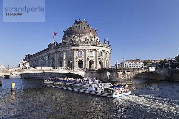 Ausflugsschiff auf der Spree am Bode-Museum  Museumsinsel  Berlin-Mitte  Berlin  Deutschland  Europa