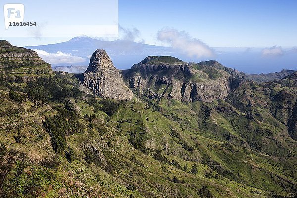 Roque Agando  im Rücken des Vulkans Teide auf Teneriffa  Nationalpark Garajonay  La Gomera  Kanarische Inseln  Spanien  Europa