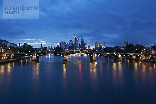 Skyline Frankfurt mit Ignaz-Bubis-Brücke  Frankfurt  Hessen  Deutschland  Europa