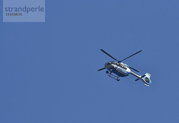 Polizeihubschrauber am Himmel  Deutschland  Europa