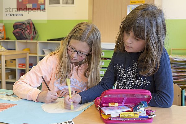 Malende Mädchen in der Grundschule  Niedersachsen  Deutschland  Europa