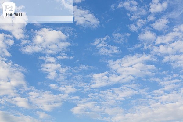 Wolken  Altocumulus  blauer Himmel  Deutschland  Europa