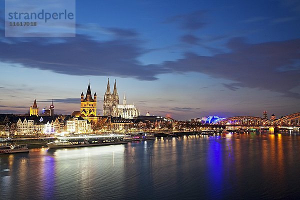 Große St. Martinskirche mit Kölner Dom  Abenddämmerung  Köln  Nordrhein-Westfalen  Deutschland  Europa