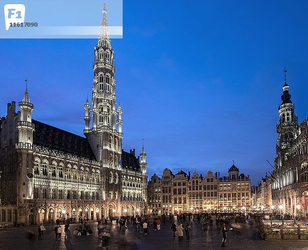 Grande Place oder Grote Markt  links Rathaus  rechts Maison du Roi  Dämmerung  Brüssel  Belgien  Europa