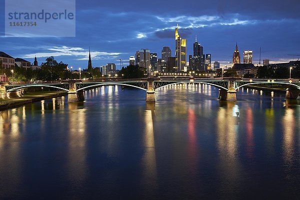 Skyline Frankfurt mit Ignaz-Bubis-Brücke  Frankfurt  Hessen  Deutschland  Europa