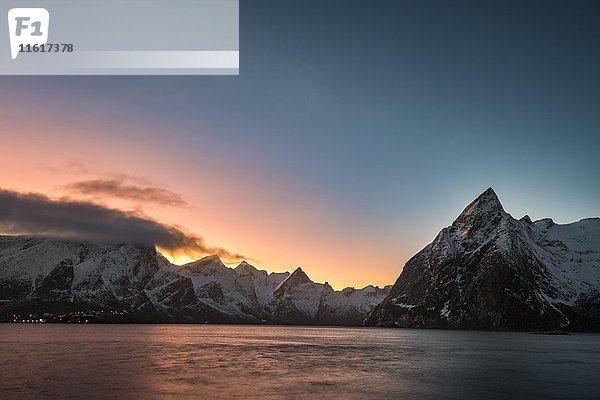 Morgenstimmung im Reine Fjord  Hamnoy  Moskenesøy  Lofoten  Norwegen  Europa