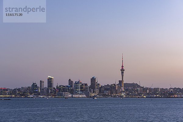 Skyline von Auckland mit Sky Tower  Abenddämmerung  Nordinsel  Neuseeland  Ozeanien