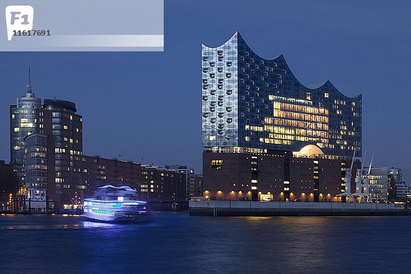 Elbphilharmonie und Kehrwiederspitze mit Schiff  Sonnenuntergang  HafenCity  Hamburg  Deutschland  Europa