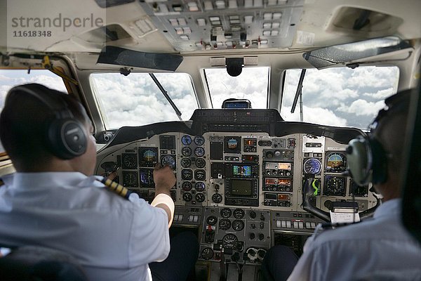 Pilot und Kopilot steuern das zweimotorige Propellerflugzeug British Aerospace Jetstream 3200  Dominikanische Republik  Mittelamerika
