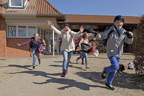 Schüler nach der Schule  Ferienbeginn  Auslaufen der Schule  Grundschule  Niedersachsen  Deutschland  Europa