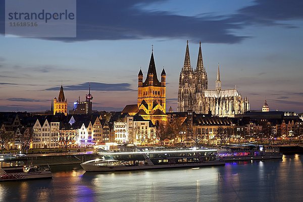 Große Martinskirche mit Kölner Dom  Abenddämmerung  Köln  Nordrhein-Westfalen  Deutschland  Europa