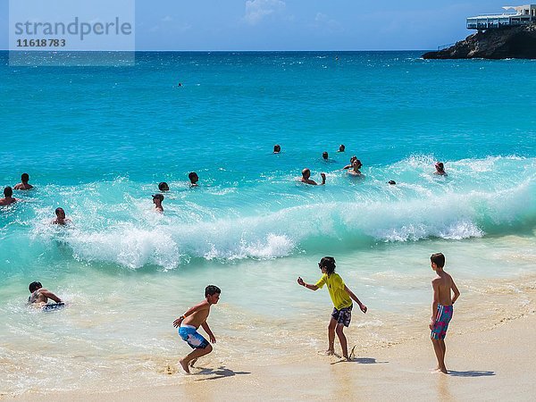 Touristen beim Baden in den hohen Wellen am Maho Beach  Simson Bay Village  Philippsburg  Karibik  Sint Maarten  Nordamerika