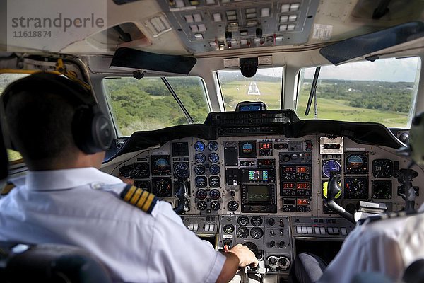 Landung  Pilot und Kopilot steuern das zweimotorige Propellerflugzeug British Aerospace Jetstream 3200  La Isabela International Airport JBQ  Santo Domingo  Dominikanische Republik  Mittelamerika
