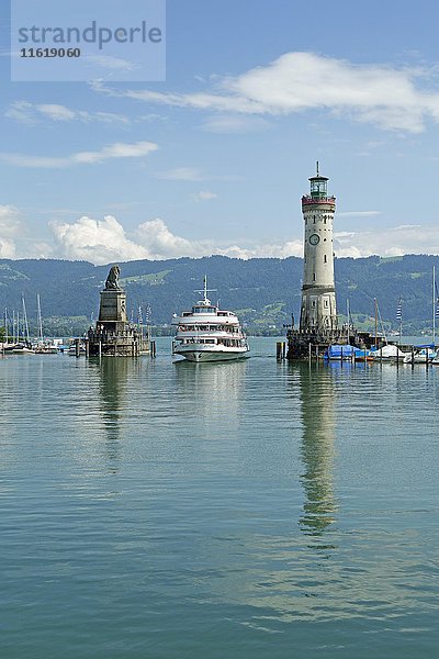 Ausflugsschiff in der Hafeneinfahrt  Hafen  Lindau  Bodensee  Bayern  Deutchland