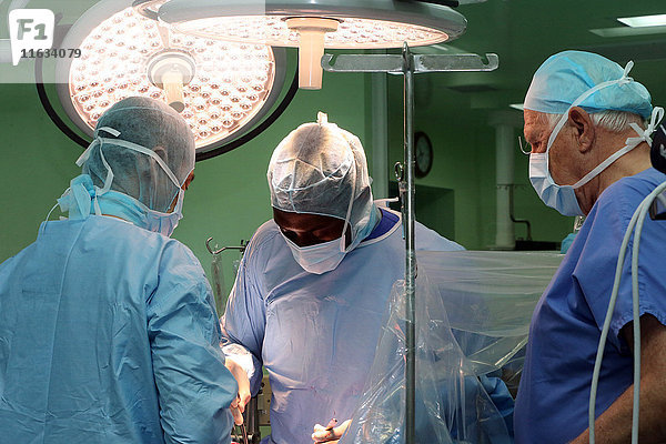 Das Herzinstitut bietet vietnamesischen Patienten  die an Herzkrankheiten leiden  eine hochwertige Versorgung. Das senegalesische Ärzteteam ist für die Herzchirurgie ausgebildet.