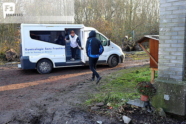 Reportage über Freiwillige der französischen Wohltätigkeitsorganisation Gynäkologen ohne Grenzen   die in Flüchtlingslagern in der Nähe von Calais in Nordfrankreich arbeiten.