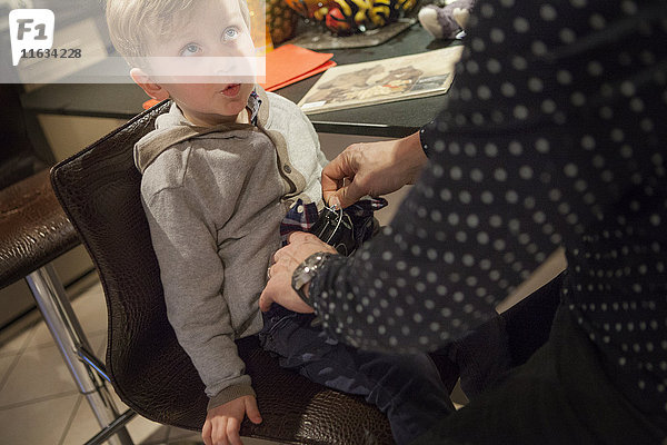 Reportage über das tägliche Leben von Oscar  einem dreieinhalbjährigen Jungen mit Typ-1-Diabetes. Oscar hat einen Glukosesensor und eine Insulinpumpe. Oscars Vater nimmt die Einstellungen an der Insulinpumpe seines Sohnes vor.