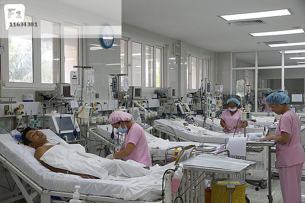 Das Herzinstitut bietet vietnamesischen Patienten  die an Herzkrankheiten leiden  eine hochwertige Versorgung. Intensivstation.