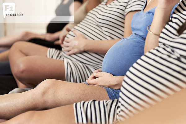 Reportage über eine Hebammenpraxis in Lyon  Frankreich  während eines Geburtsvorbereitungskurses. Dieser Kurs richtet sich sowohl an werdende als auch an frischgebackene Mütter und behandelt das Thema Stillen.