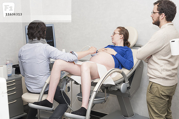 Reportage in einer gynäkologisch-geburtshilflichen Praxis in Nizza  Frankreich. Eine Frau  die im 8. Monat schwanger ist. Routineuntersuchung.