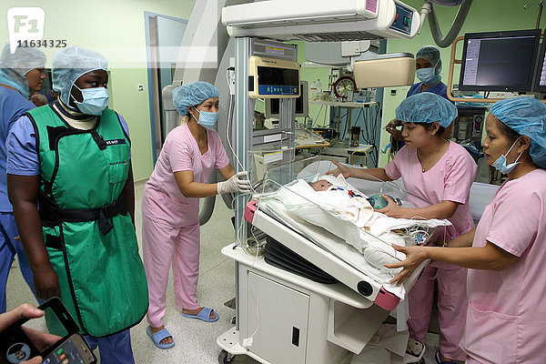 Das Herzinstitut bietet vietnamesischen Patienten  die an Herzkrankheiten leiden  eine hochwertige Versorgung. Katheterisierungslabor. Ein senegalesisches Ärzteteam ist für die Herzchirurgie ausgebildet.
