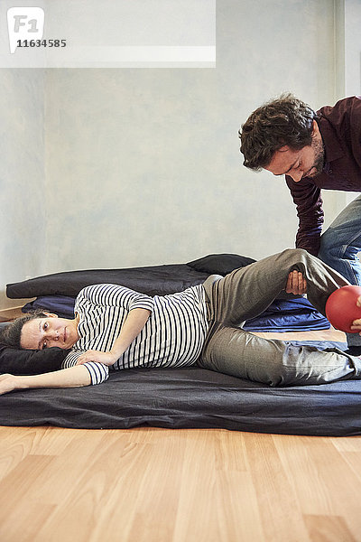 Reportage über eine Hebamme in Lyon  Frankreich  während einer Eutonie-Sitzung. Eutonie ist eine Methode zur Entwicklung des Körperbewusstseins. Die Arbeit mit der Hebamme ab dem zweiten Trimester der Schwangerschaft hilft der werdenden Mutter  ihren Körper  der sich von Tag zu Tag verändert  besser zu spüren. Die drei Hauptachsen der Arbeit sind: sich der eigenen Haut und ihrer Grenzen bewusst sein  sich enthalten  um besser zu enthalten  sich des Skeletts bewusst sein  das uns trägt (wir tragen besser  wenn wir uns gestützt fühlen) und die Suche nach der Achse des Körpers  die sich während der Schwangerschaft täglich verändert. Diese Methode sorgt für eine harmonischere und physiologischere Schwangerschaft.