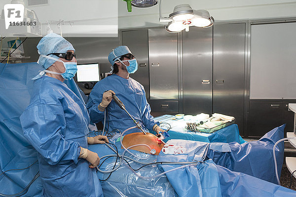Reportage im gynäkologischen Operationsblock der Lenval-Klinik  Nizza  Frankreich. Laparoskopische Entfernung eines Fibroms mit einer 3D-Kamera. Der Chirurg und die Assistentin tragen eine 3D-Brille  die ein hochwertiges Ergebnis auf dem Bildschirm liefert.