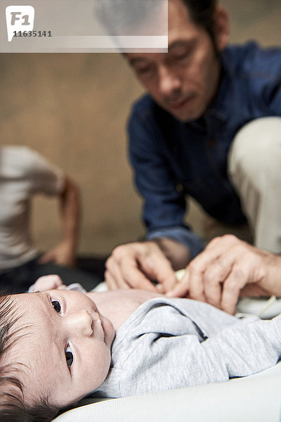 Reportage über eine Hebamme in Lyon  Frankreich. Untersuchung der Hüften eines 2 Wochen alten Babys.