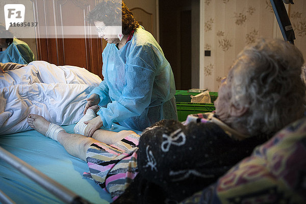 Reportage über einen häuslichen Pflegedienst in Savoie  Frankreich. Eine Krankenschwester kümmert sich um einen Patienten  der an Wundliegen leidet.