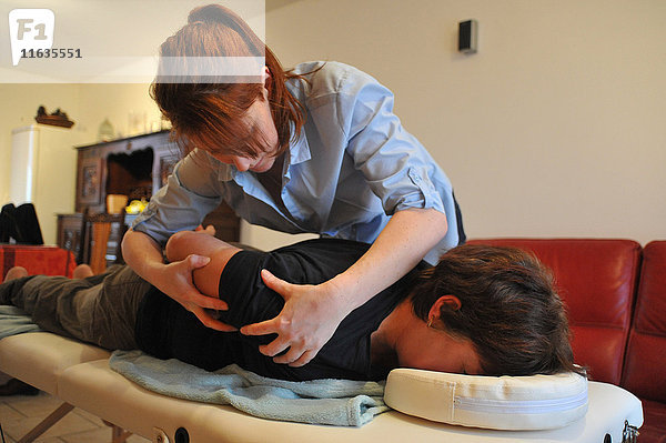 Reportage über eine unabhängige Krankenschwester  die in Shiatsu ausgebildet ist. Sie führt die Sitzungen zu Hause durch. Shiatsu ist eine japanische Disziplin  die darin besteht  den Körper durch rhythmischen Druck entlang der Akupunkturmeridiane zu stimulieren.
