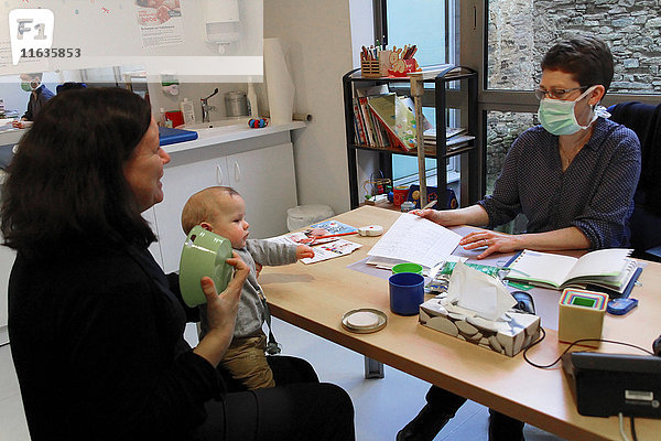 Reportage in einem französischen Mütter- und Kinderschutzzentrum in Châteaubriant  Frankreich. Konsultation mit einem Kinderarzt.