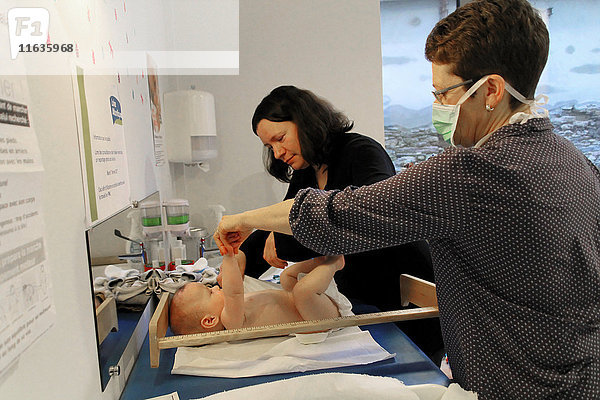 Reportage in einem französischen Mütter- und Kinderschutzzentrum in Châteaubriant  Frankreich. Konsultation mit einem Kinderarzt. Messung der Länge des Babys.