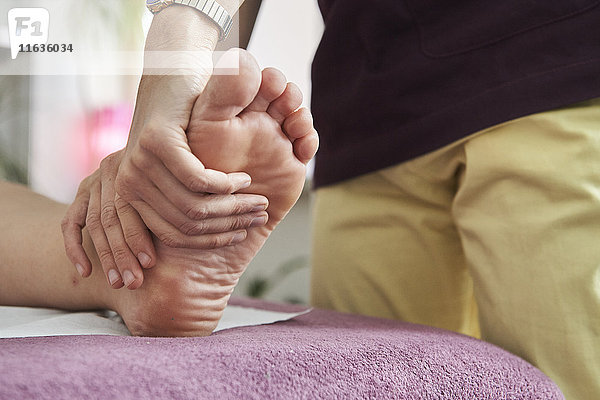 Reportage in einer Physiotherapie-Praxis in Lyon  Frankreich. Eine Physiotherapie-Sitzung an einem Fuß  der vor langer Zeit beschädigt wurde  aber wieder schmerzt.