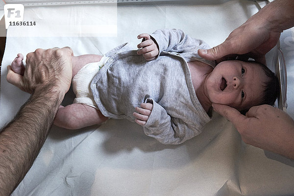 Reportage über eine Hebamme in Lyon  Frankreich. Messung der Länge eines 2 Wochen alten Babys.