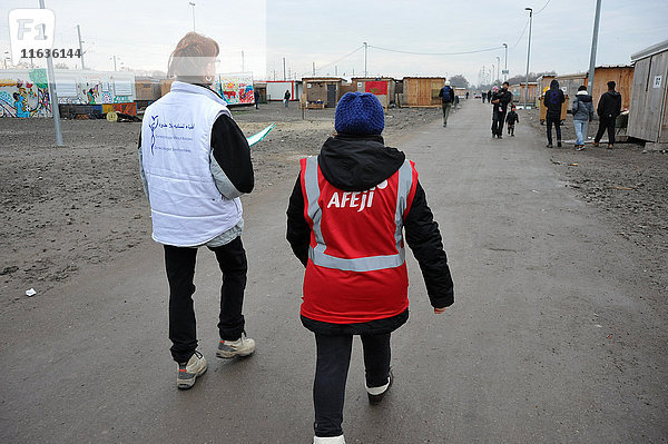Reportage über Freiwillige der französischen Wohltätigkeitsorganisation Gynäkologen ohne Grenzen   die in Flüchtlingslagern in der Nähe von Calais in Nordfrankreich arbeiten. Eine Hebamme und eine Übersetzerin auf der Suche nach Patienten.