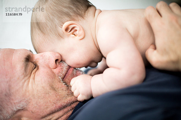 Reifer Mann umarmt Baby-Tochter