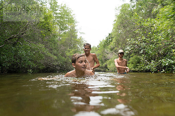 Jungen im Teenageralter schwimmen im See  Niceville  Florida  USA