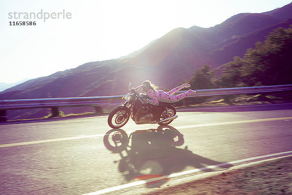 Mann in rosa Strampelhöschen auf Motorrad  Malibu Canyon  Kalifornien  USA