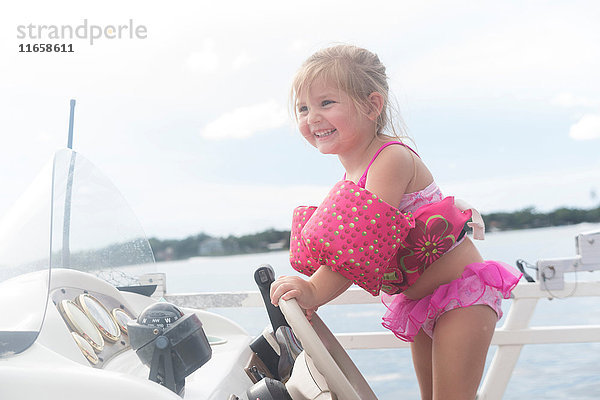 Mädchen steuert lächelndes Schnellboot  Shalimar  Florida  USA